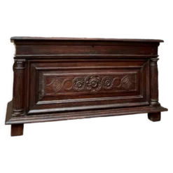 Coffre en bois naturel sculpté du XVIIIeme siècle