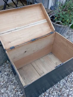 Coffre en bois peint