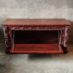Coffre en bois sculpté