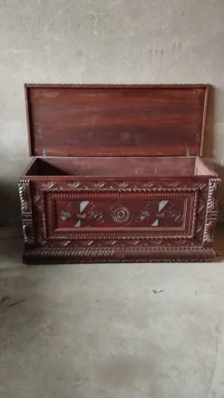 Coffre en bois sculpté