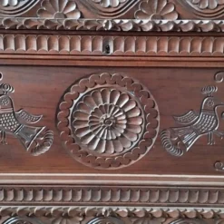 Coffre en bois sculpté