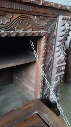 Coffre en bois sculpté
