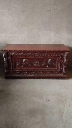 Coffre en bois sculpté