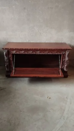 Coffre en bois sculpté