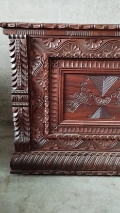 Coffre en bois sculpté