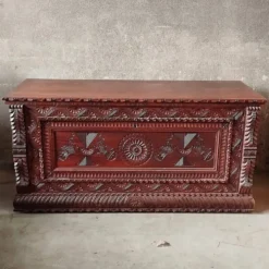 Coffre en bois sculpté
