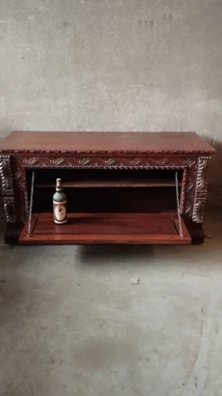 Coffre en bois sculpté