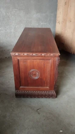 Coffre en bois sculpté