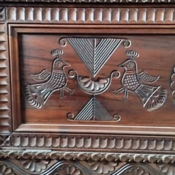 Coffre en bois sculpté