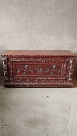 Coffre en bois sculpté
