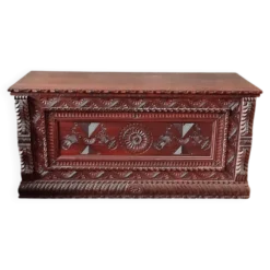 Coffre en bois sculpté