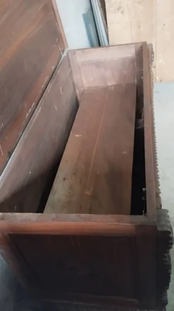 Coffre en bois sculpté