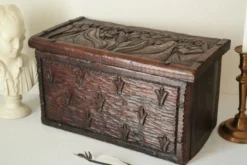 Coffre en bois sculpté bas reliefs artisanal XXème