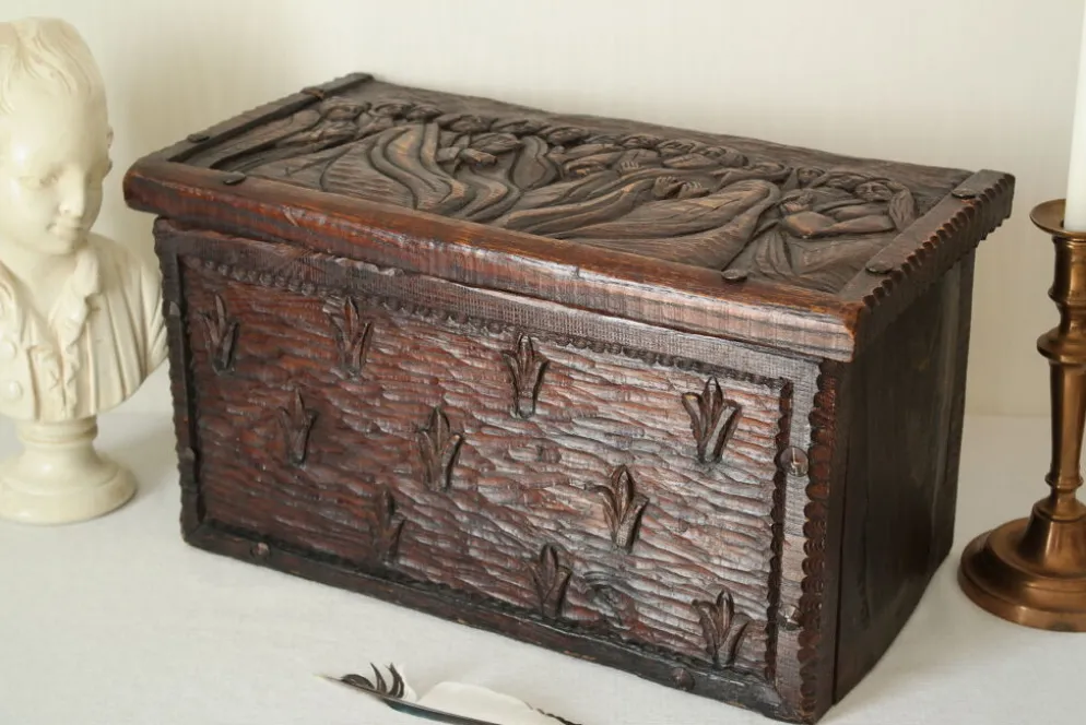 Coffre en bois sculpté bas reliefs artisanal XXème