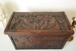 Coffre en bois sculpté bas reliefs artisanal XXème