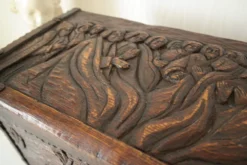 Coffre en bois sculpté bas reliefs artisanal XXème