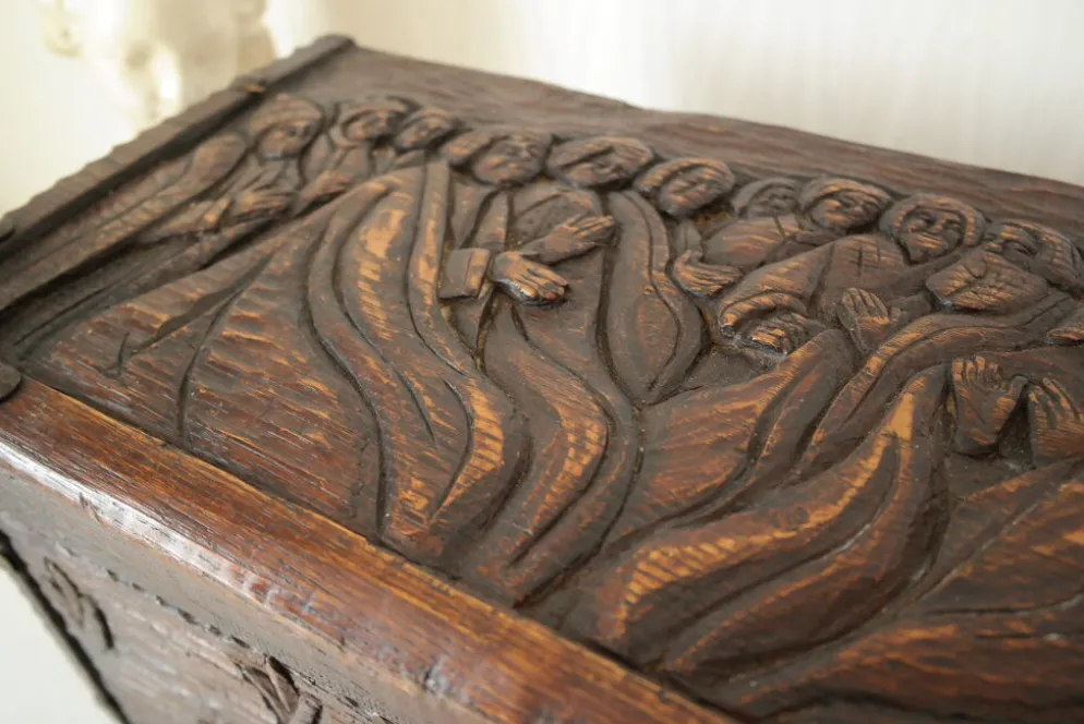 Coffre en bois sculpté bas reliefs artisanal XXème