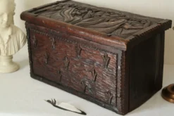 Coffre en bois sculpté bas reliefs artisanal XXème