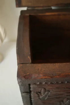 Coffre en bois sculpté bas reliefs artisanal XXème