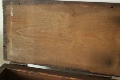 Coffre en bois sculpté bas reliefs artisanal XXème