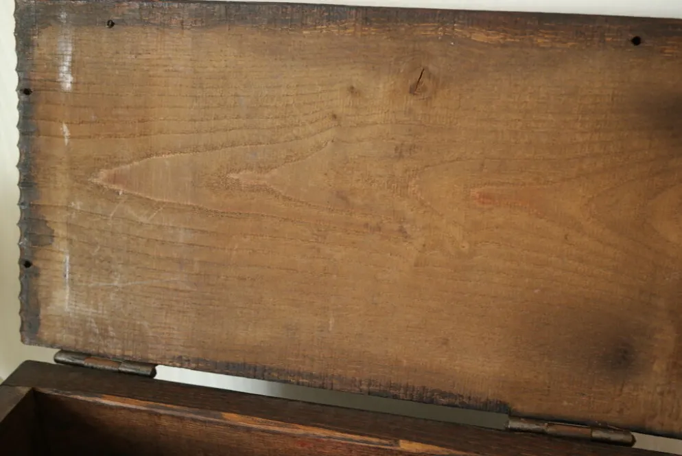 Coffre en bois sculpté bas reliefs artisanal XXème
