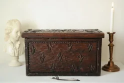 Coffre en bois sculpté bas reliefs artisanal XXème
