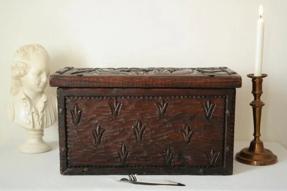 Coffre en bois sculpté bas reliefs artisanal XXème