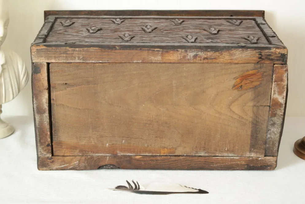 Coffre en bois sculpté bas reliefs artisanal XXème