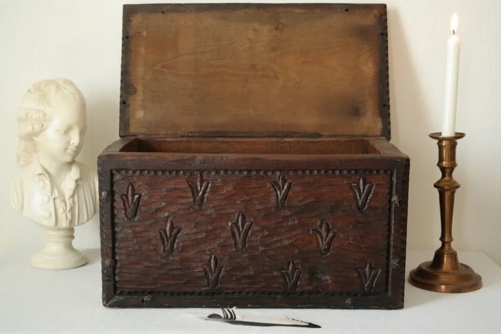 Coffre en bois sculpté bas reliefs artisanal XXème