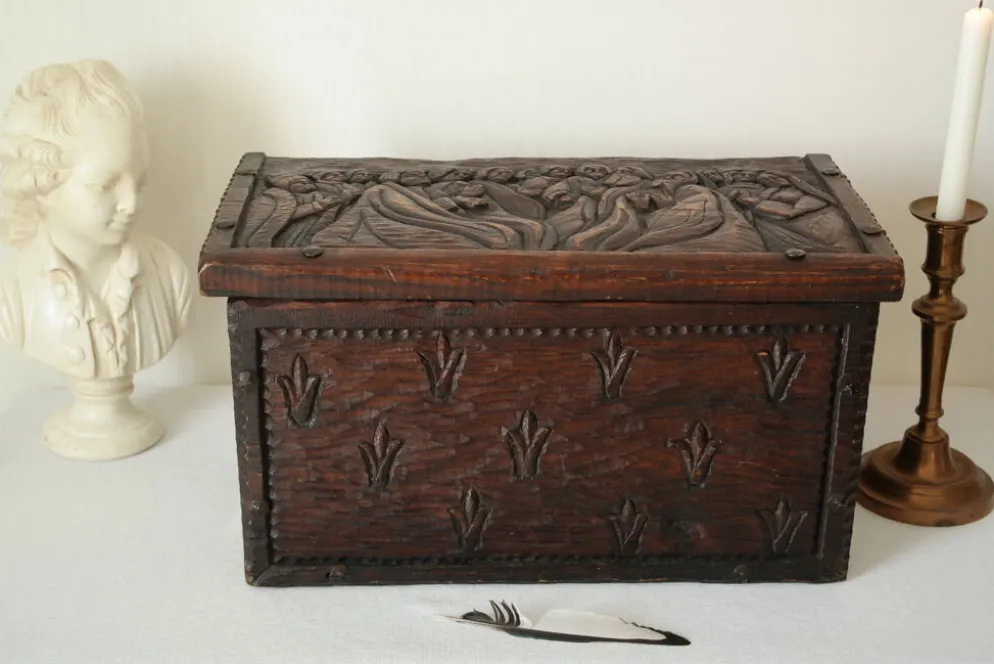 Coffre en bois sculpté bas reliefs artisanal XXème