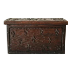 Coffre en bois sculpté bas reliefs artisanal XXème