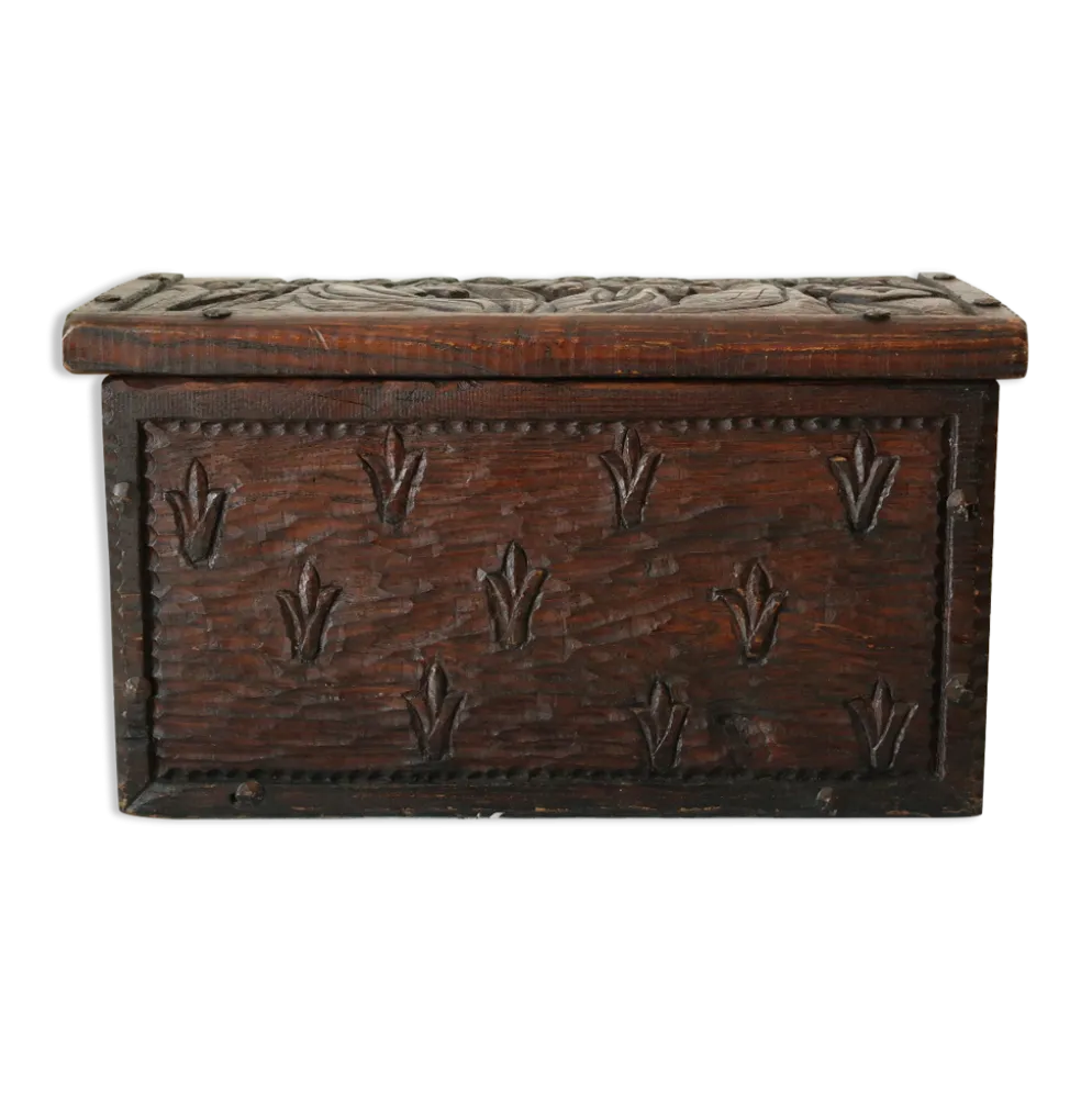 Coffre en bois sculpté bas reliefs artisanal XXème