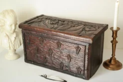 Coffre en bois sculpté bas reliefs artisanal XXème