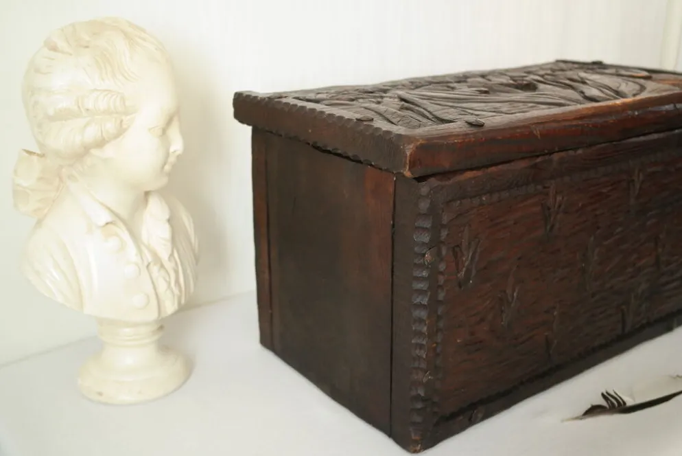 Coffre en bois sculpté bas reliefs artisanal XXème