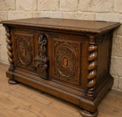 Coffre en bois sculpté à colonnes torsadées de style Renaissance
