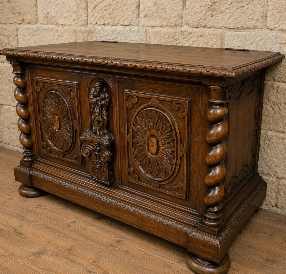 Coffre en bois sculpté à colonnes torsadées de style Renaissance