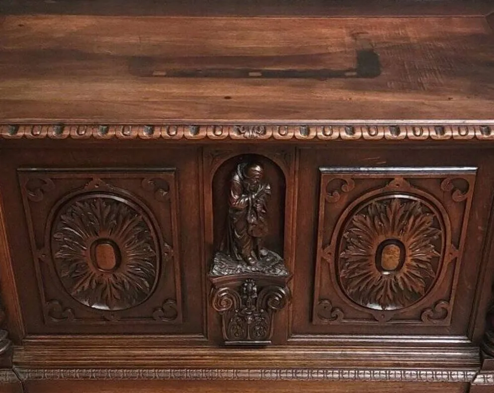 Coffre en bois sculpté à colonnes torsadées de style Renaissance