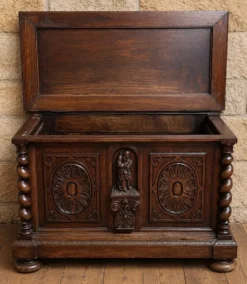 Coffre en bois sculpté à colonnes torsadées de style Renaissance