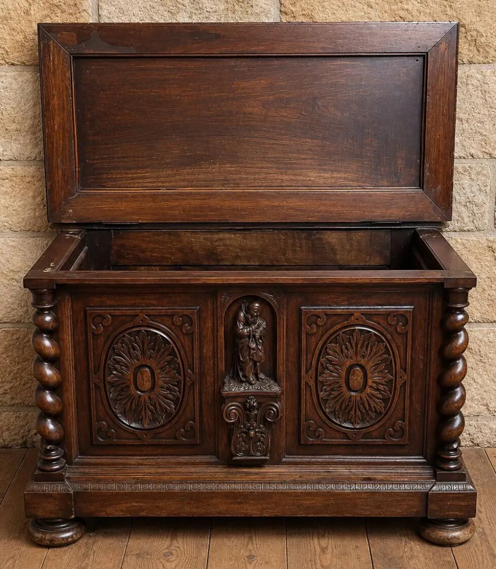 Coffre en bois sculpté à colonnes torsadées de style Renaissance