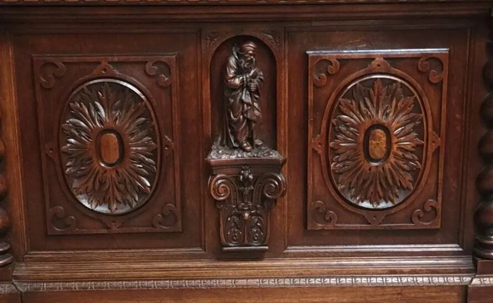 Coffre en bois sculpté à colonnes torsadées de style Renaissance