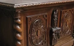 Coffre en bois sculpté à colonnes torsadées de style Renaissance