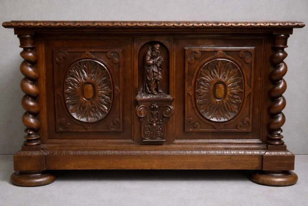 Coffre en bois sculpté à colonnes torsadées de style Renaissance