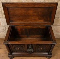 Coffre en bois sculpté à colonnes torsadées de style Renaissance