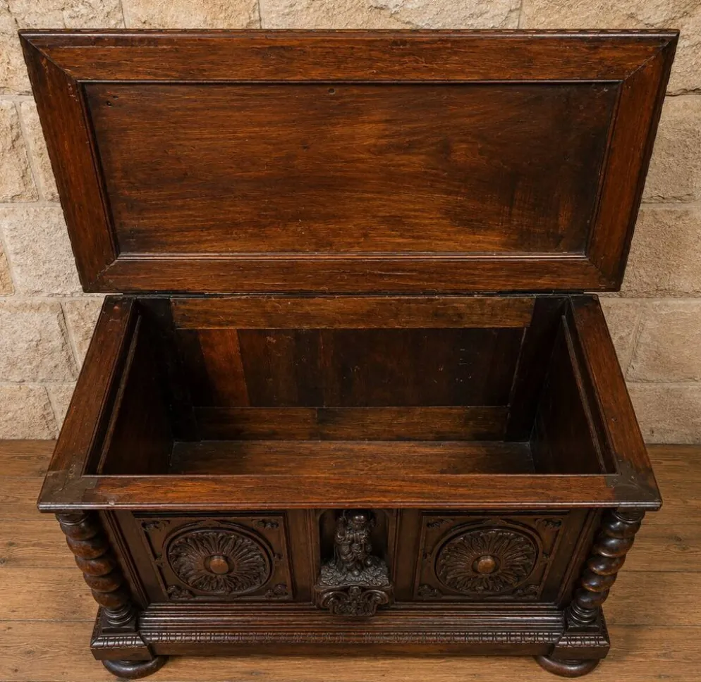 Coffre en bois sculpté à colonnes torsadées de style Renaissance