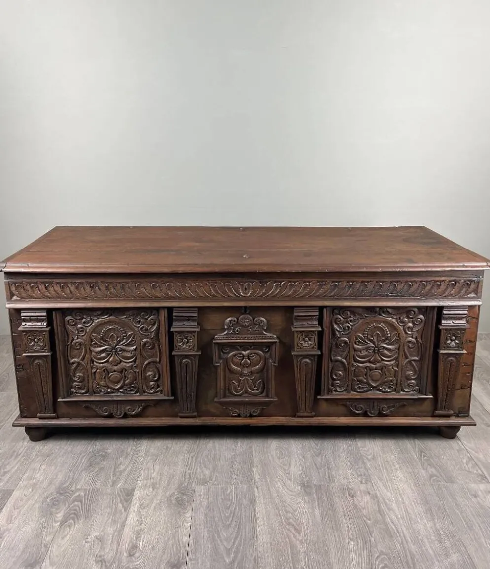 Coffre en bois sculpté, style Renaissance, XIXe siècle