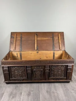 Coffre en bois sculpté, style Renaissance, XIXe siècle