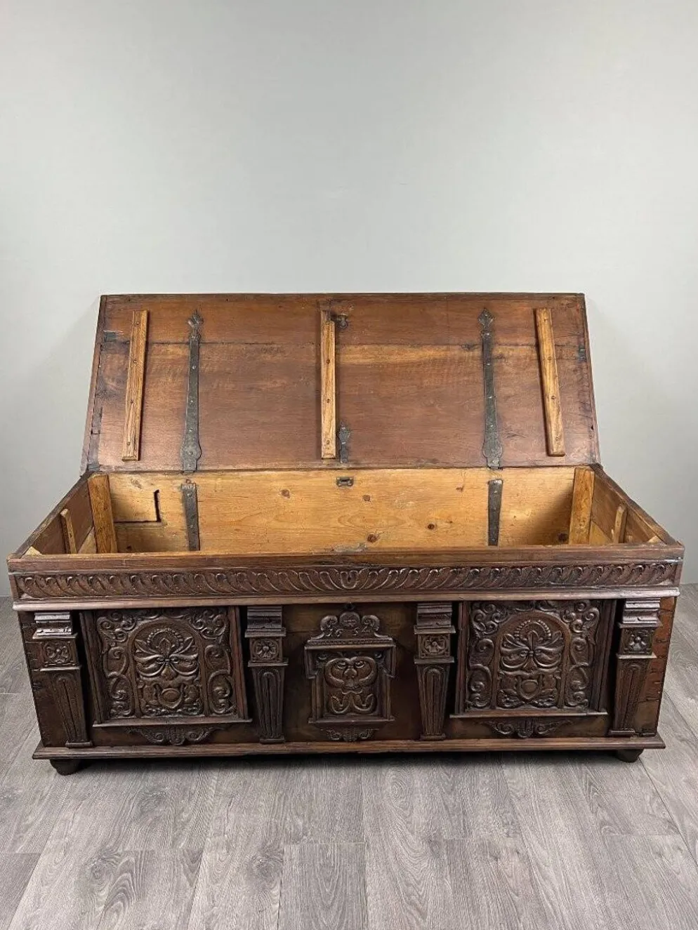 Coffre en bois sculpté, style Renaissance, XIXe siècle