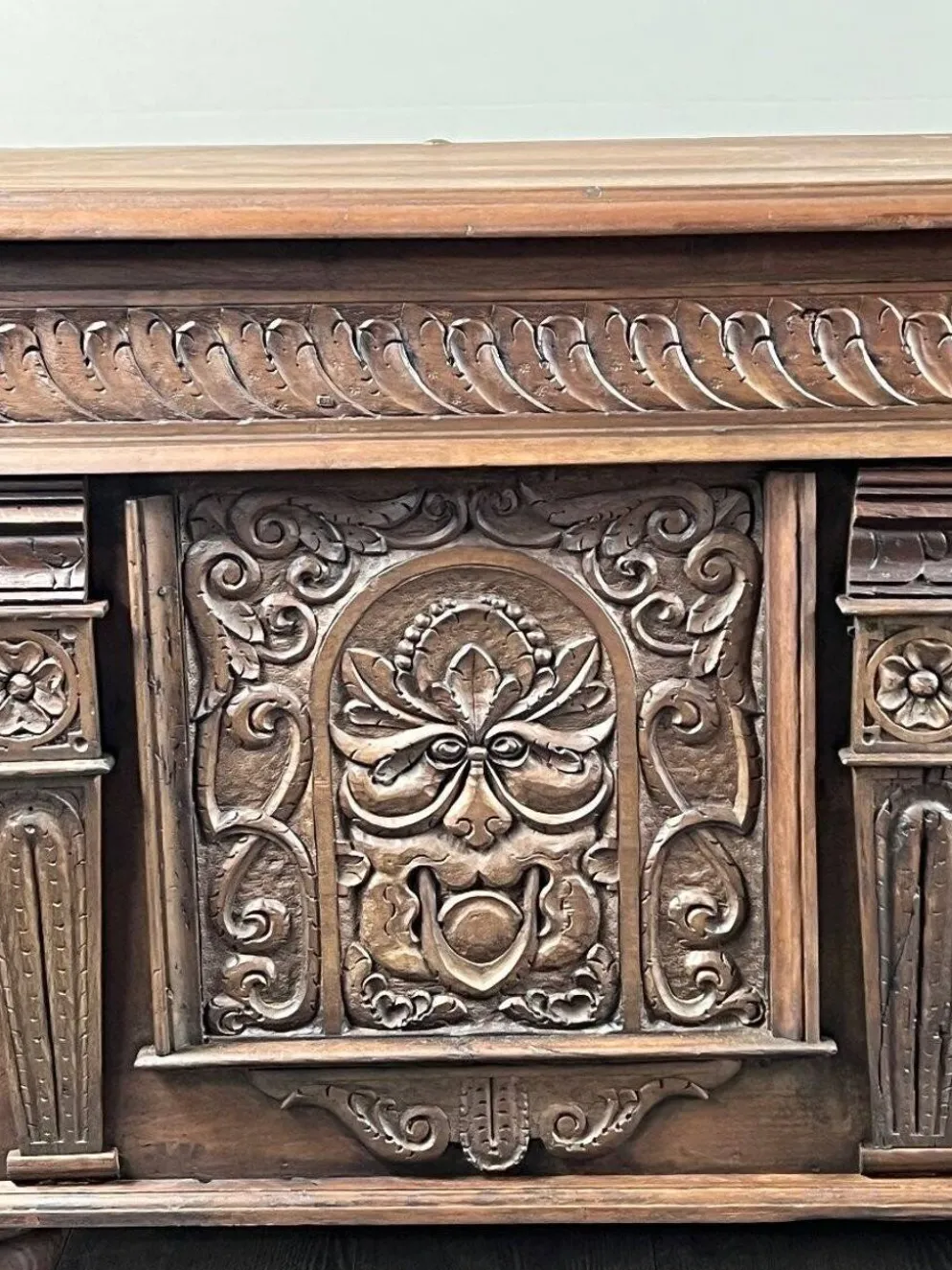 Coffre en bois sculpté, style Renaissance, XIXe siècle