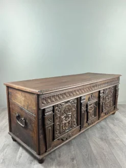 Coffre en bois sculpté, style Renaissance, XIXe siècle