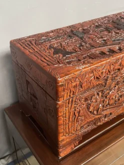 Coffre en camphre sculpté. Chine. XXe siècle. 40x80x38 cm.